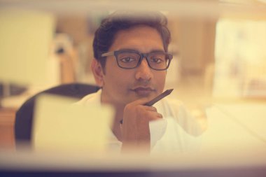 Yakışıklı Hintli işadamı