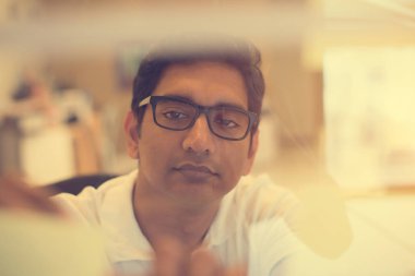 Yakışıklı Hintli işadamı