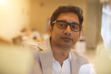 Yakışıklı Hintli işadamı