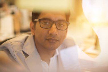 Yakışıklı Hintli işadamı