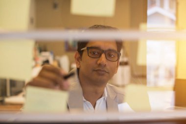 Yakışıklı Hintli işadamı