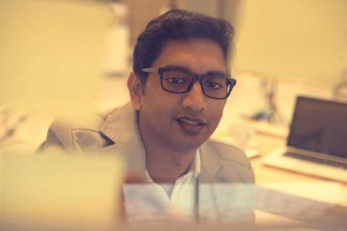 Yakışıklı Hintli işadamı