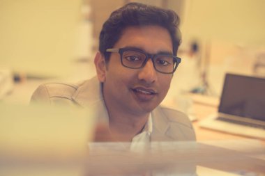 Yakışıklı Hintli işadamı