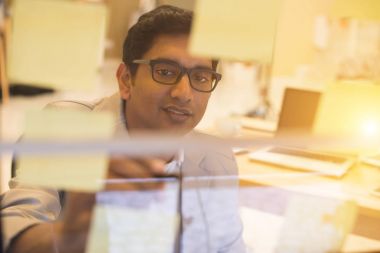 Yakışıklı Hintli işadamı