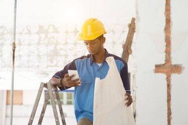 Genç inşaat işçisi