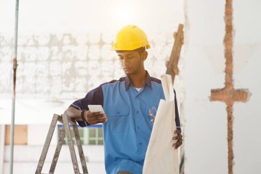 Genç inşaat işçisi