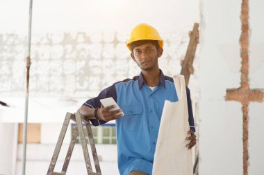 Genç inşaat işçisi