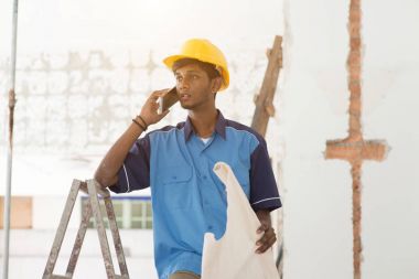 Genç inşaat işçisi