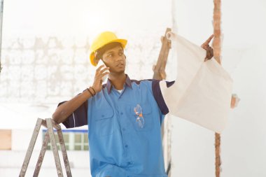 Genç inşaat işçisi