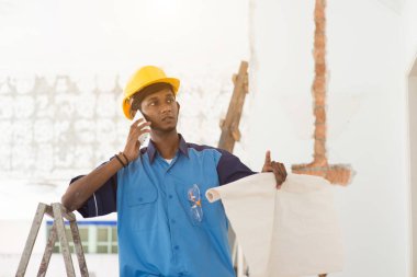 Genç inşaat işçisi