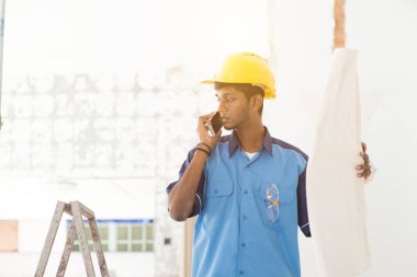 Genç inşaat işçisi