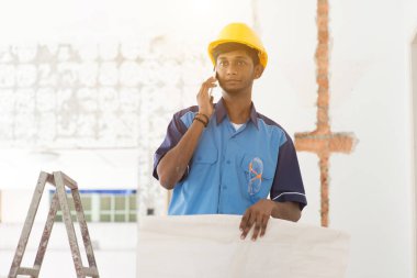 Genç inşaat işçisi