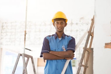 Başlıklı inşaat işçisi. 