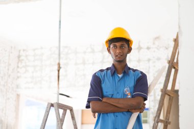 Başlıklı inşaat işçisi. 