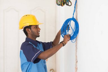 Genç Hintli elektrikçi 