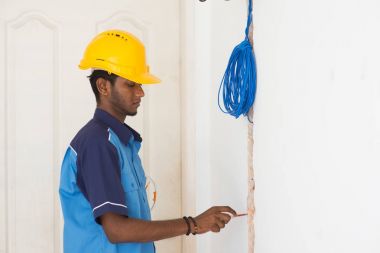 Genç Hintli elektrikçi 