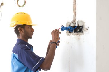 Genç Hintli elektrikçi 