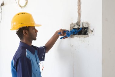 Genç Hintli elektrikçi 