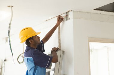 Genç Hintli elektrikçi 