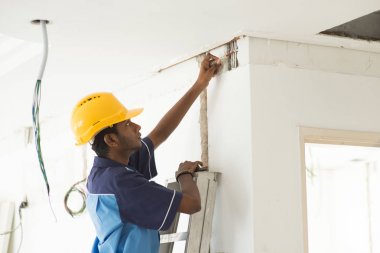 Genç Hintli elektrikçi 