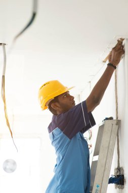 Genç Hintli elektrikçi 