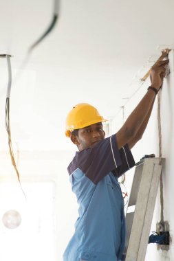 Genç Hintli elektrikçi 