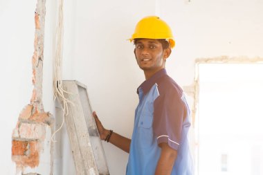 Başlıklı inşaat işçisi. 