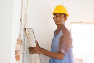 Başlıklı inşaat işçisi. 