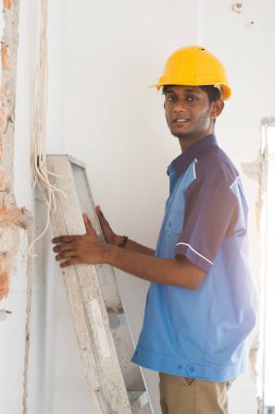 Başlıklı inşaat işçisi. 