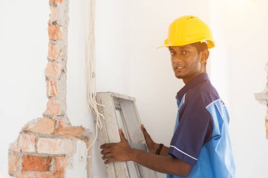 Başlıklı inşaat işçisi. 