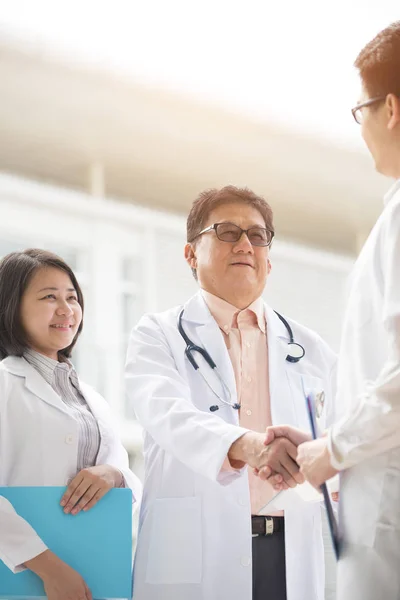 Equipo de médicos asiáticos — Foto de Stock