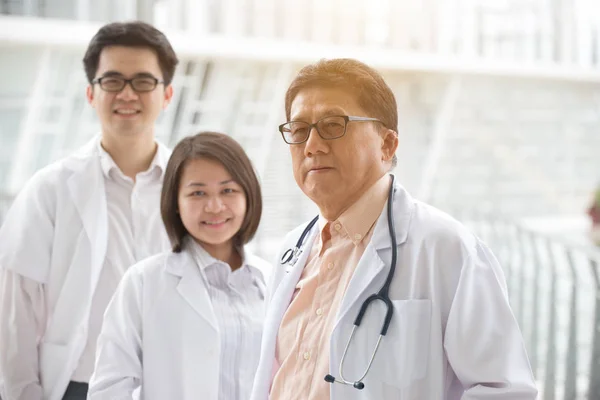 Equipe de médicos asiáticos — Fotografia de Stock