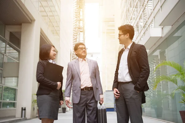 Two Asian businessmen and businesswoman — Stock Photo, Image