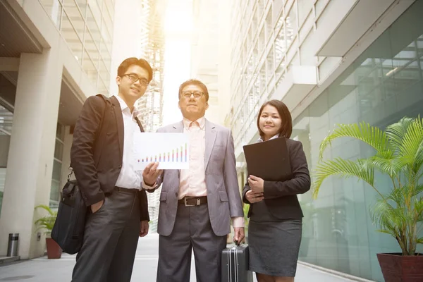 Two Asian businessmen and businesswoman — Stock Photo, Image
