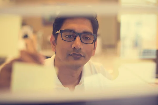 Pohledný indický podnikatel — Stock fotografie