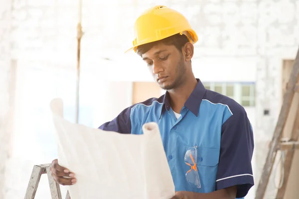 Construction worker looking at plans — Stock Photo, Image