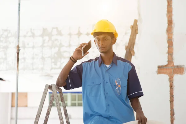 Giovane lavoratore edile — Foto Stock