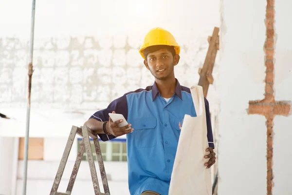 Giovane lavoratore edile — Foto Stock