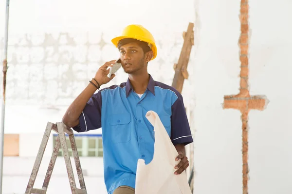 Junge Bauarbeiterin — Stockfoto