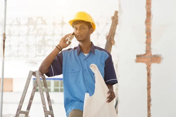 Giovane lavoratore edile — Foto Stock