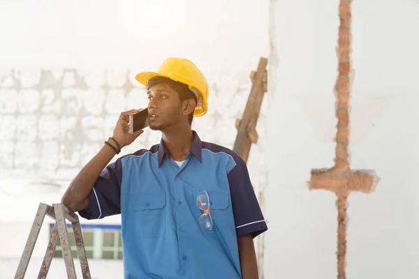 Jovem trabalhador da construção — Fotografia de Stock