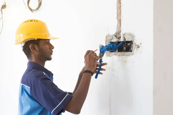 Unga indiska elektriker — Stockfoto