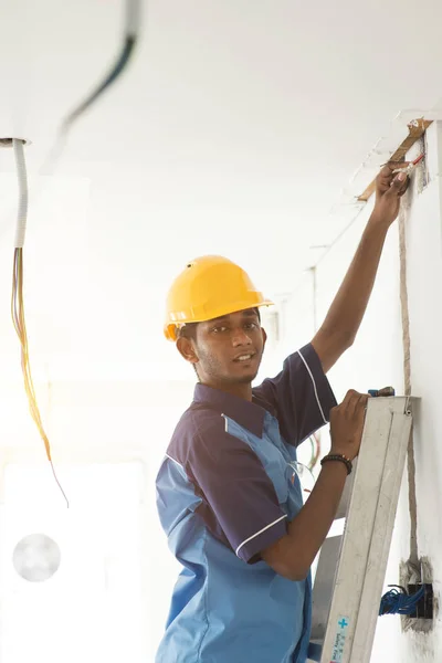 Young Indian electrician — Stock Photo, Image