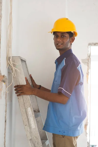 Trabalhador da construção em chapéu duro — Fotografia de Stock