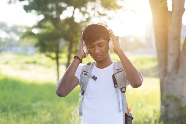 Fiatal férfi hallgató-hoz zene keresztül fejhallgató — Stock Fotó