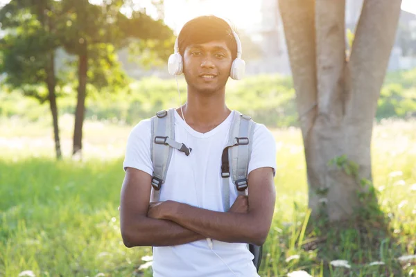 Jongeman, luisteren naar muziek via hoofdtelefoon — Stockfoto