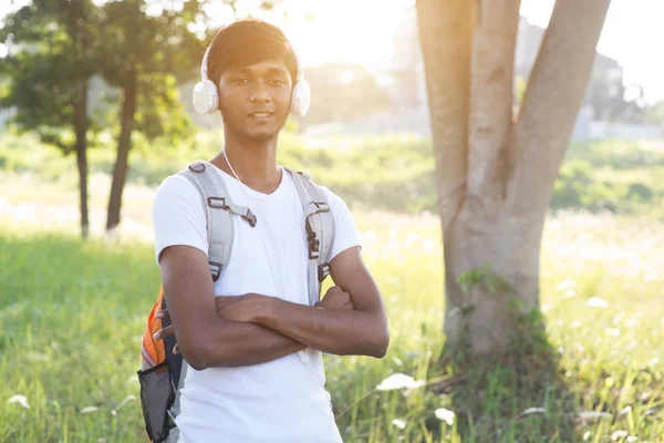 Junger Mann hört Musik über Kopfhörer — Stockfoto