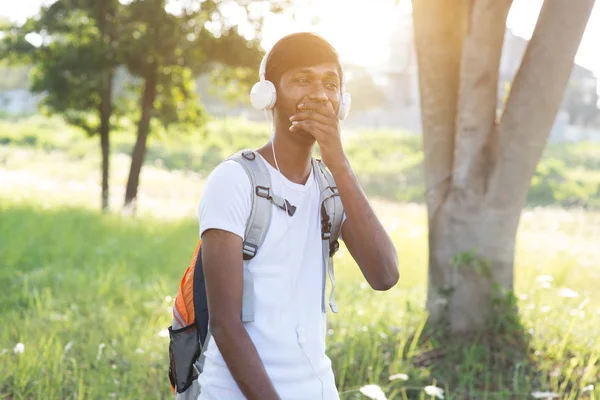 Молодой человек слушает музыку через наушники — стоковое фото