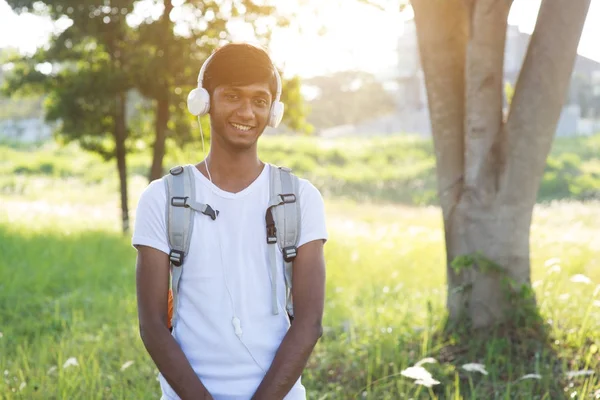 Genç adam kulaklık ile müzik dinlemek — Stok fotoğraf