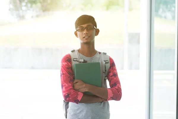 Индийский юноша с книгой — стоковое фото